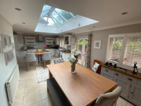 Beautiful house with hot tub, gym and pool table close to Harry Potter World